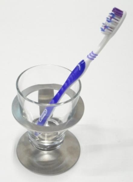 Glashalter mit Glas und Zahnbürste