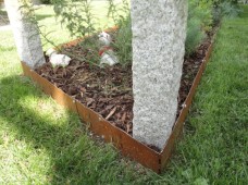 Rasenkante mit Granitsteher